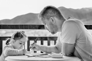 padre enseña a hija