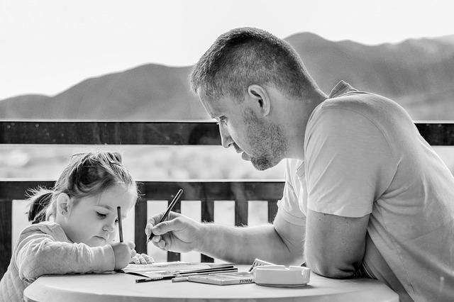 padre enseña a hija